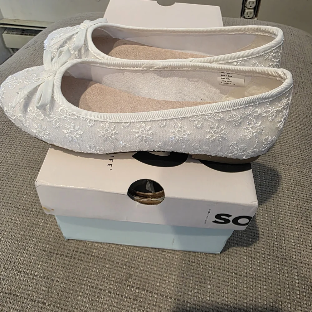 Elegant White Embroidered Flats with Bow